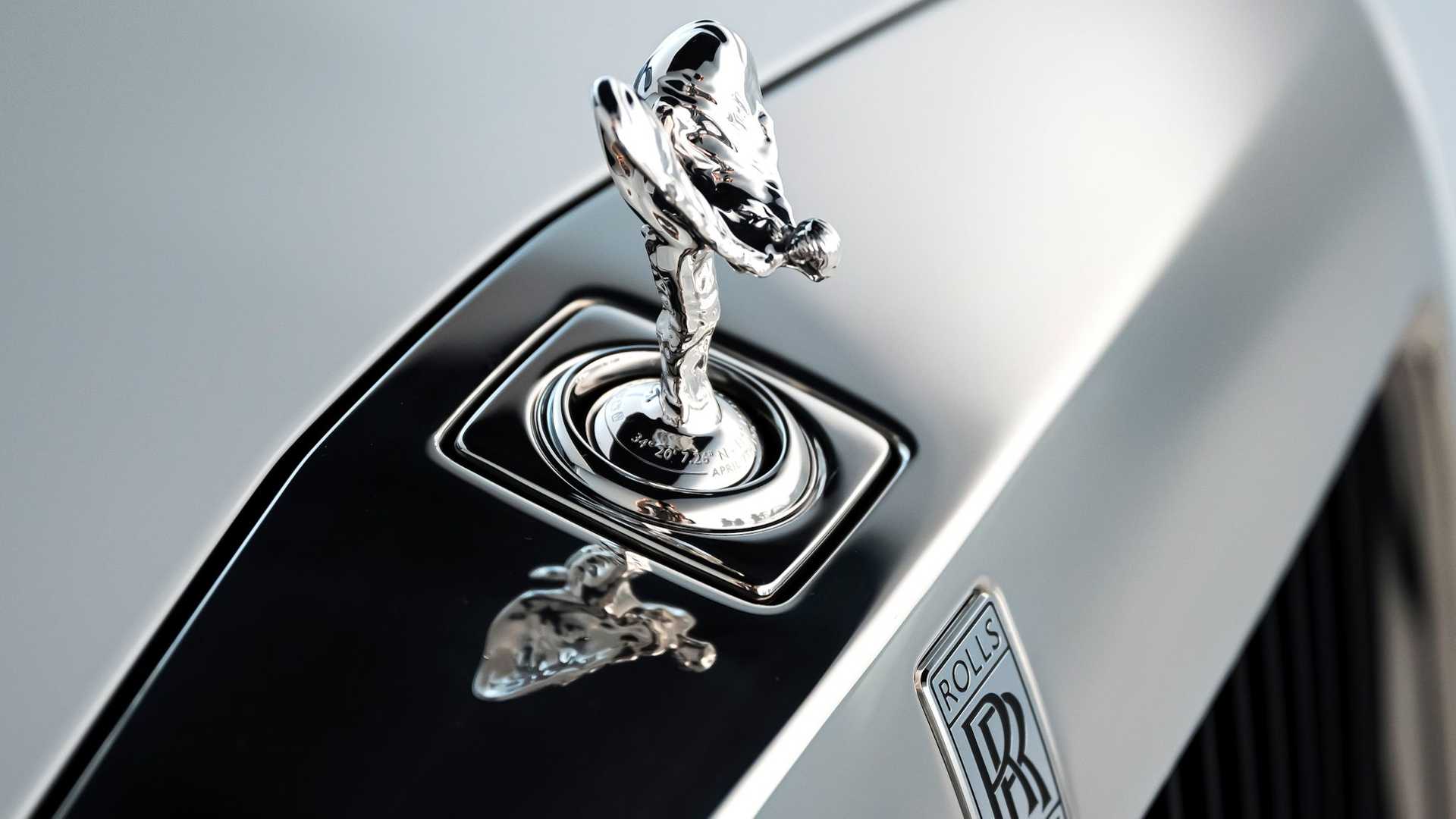 Bộ-đôi-Rolls-Royce-cá-nhân-hóa-kỷ-niệm-dịp-đặc-biệt-của-chủ-nhân (7).jpg