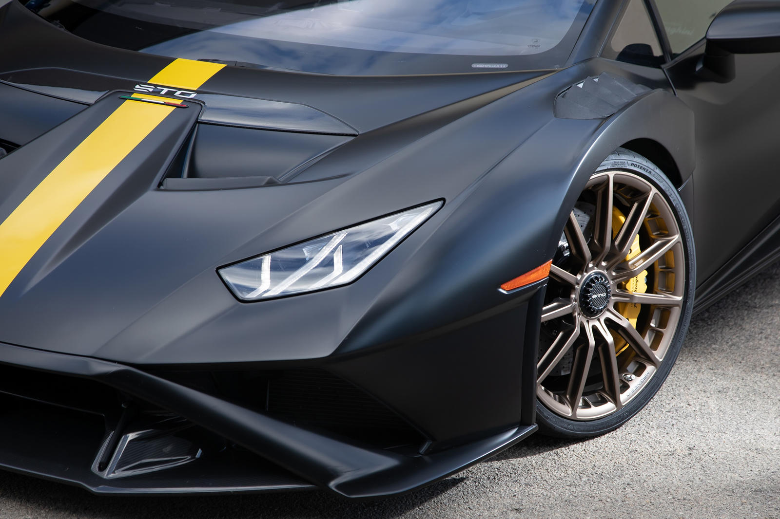 Bridgestone-ra-mắt-lốp-xe-đặc-biệt-cho-Lamborghini-Huracan-STo (1).jpg