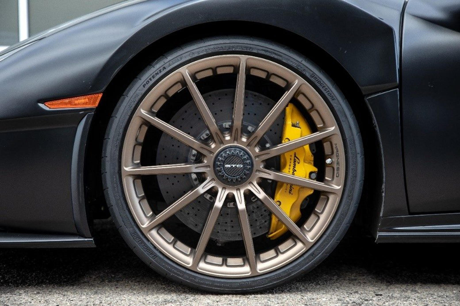 Bridgestone-ra-mắt-lốp-xe-đặc-biệt-cho-Lamborghini-Huracan-STo (4).jpg