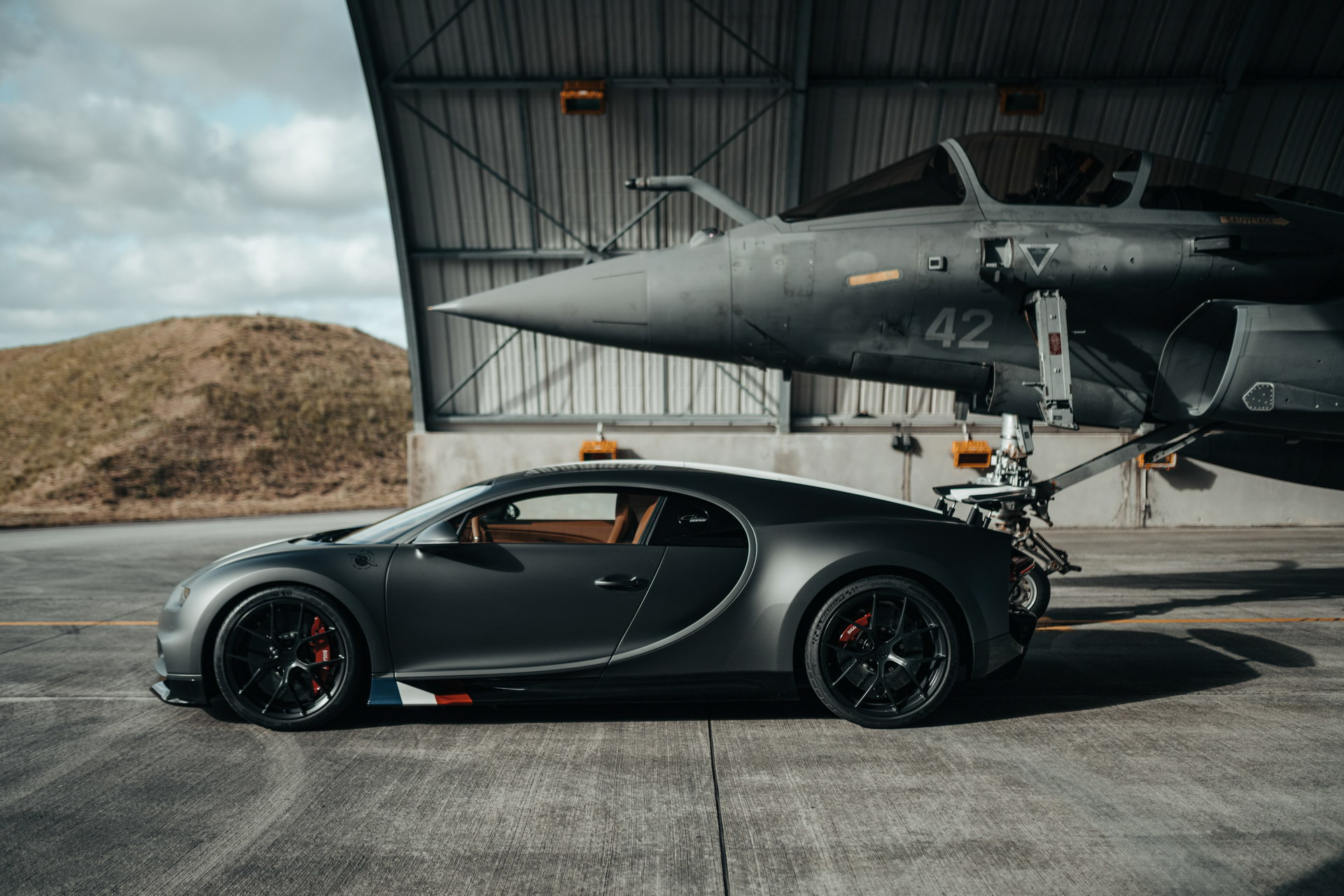 Bugatti-Chiron-Sport-so-kè-tốc-độ-cùng-chiến-đấu-cơ-Rafale (13).jpg