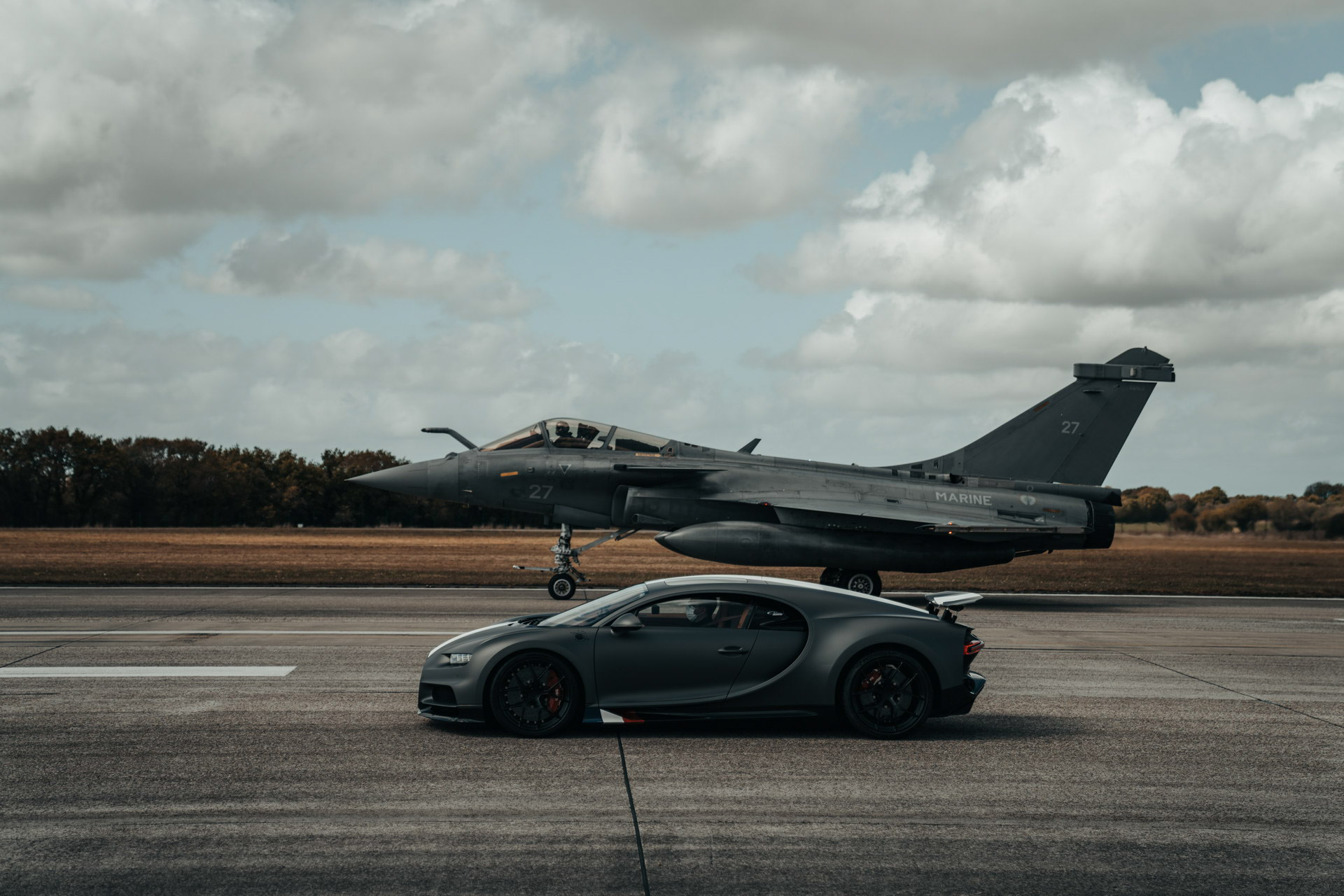 Bugatti-Chiron-Sport-so-kè-tốc-độ-cùng-chiến-đấu-cơ-Rafale (29).jpg