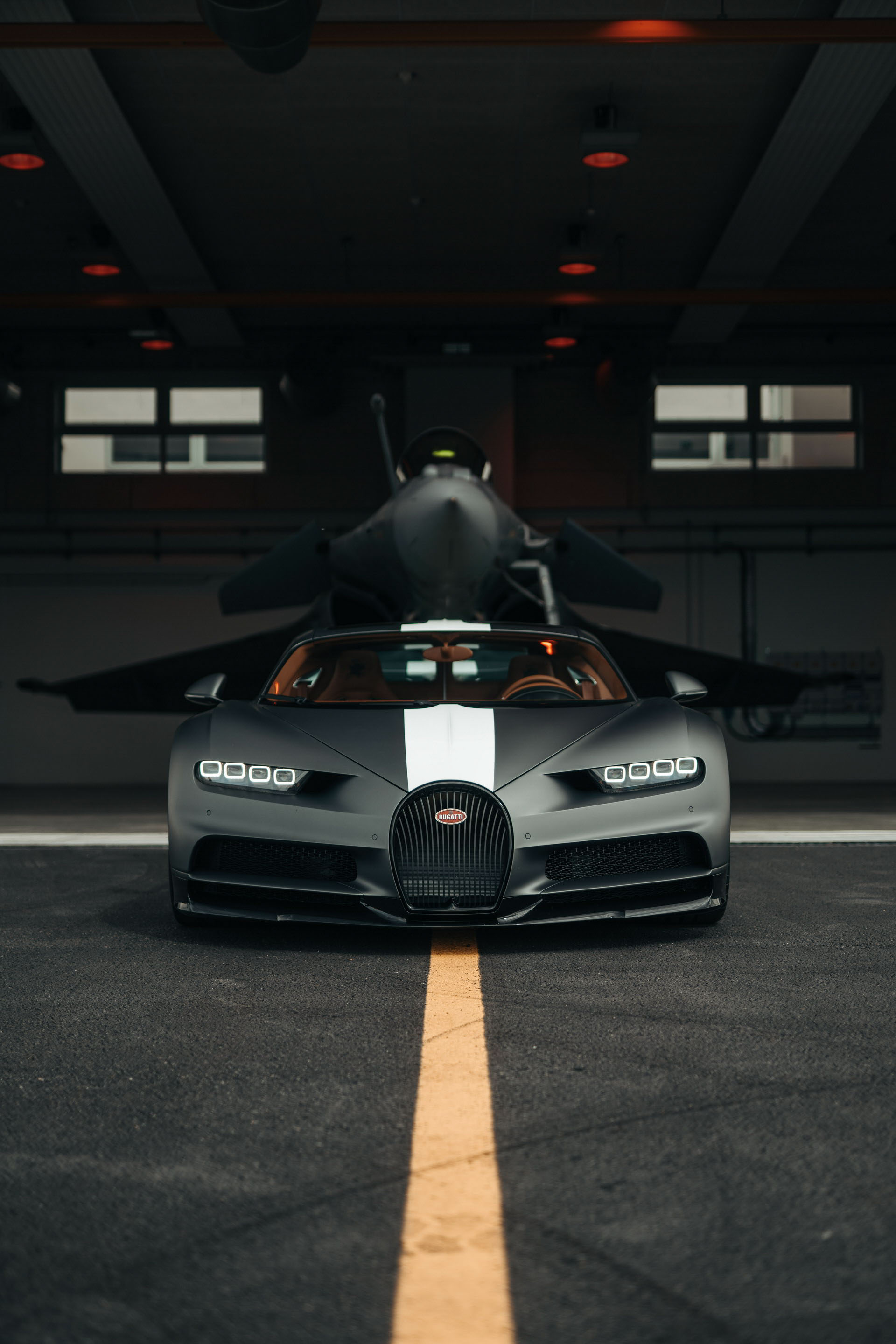 Bugatti-Chiron-Sport-so-kè-tốc-độ-cùng-chiến-đấu-cơ-Rafale (33).jpg