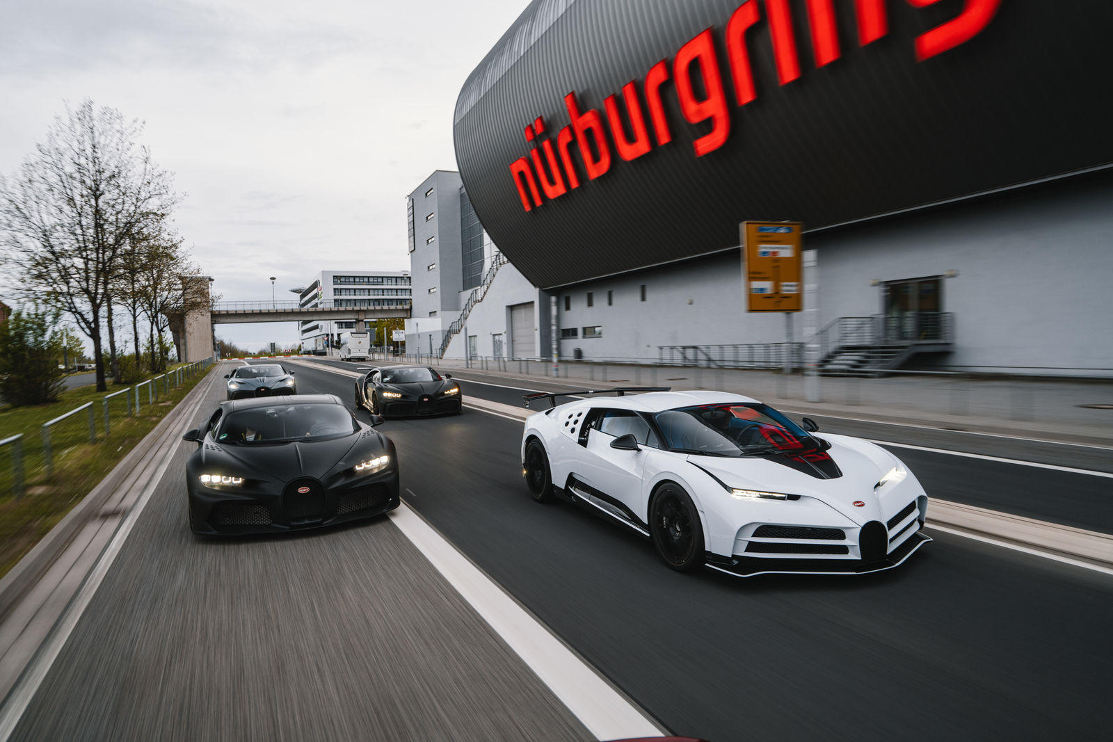 Bugatti-mang-dàn-hypercar-hơn-2-triệu-đô-đến-Nurburgring (1).jpg