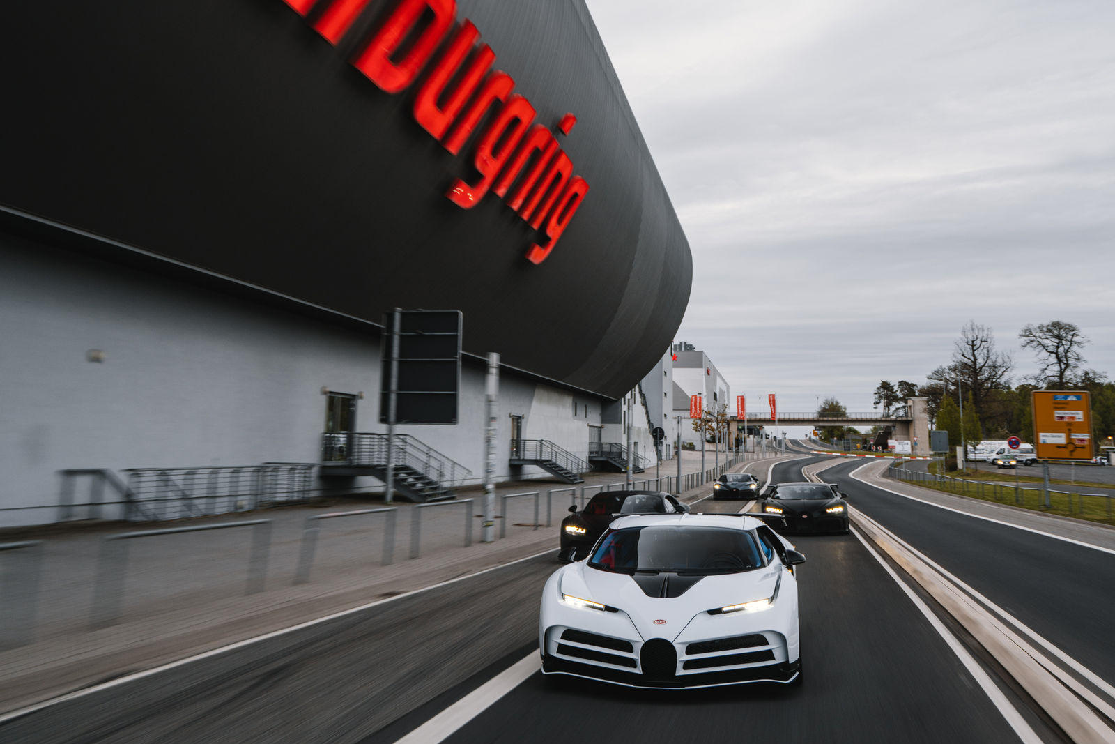 Bugatti-mang-dàn-hypercar-hơn-2-triệu-đô-đến-Nurburgring (12).jpg