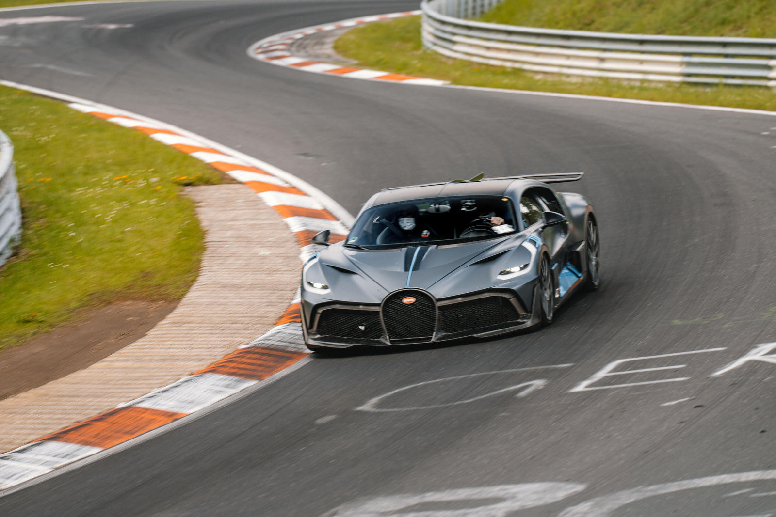 Bugatti-mang-dàn-hypercar-hơn-2-triệu-đô-đến-Nurburgring (2).jpg