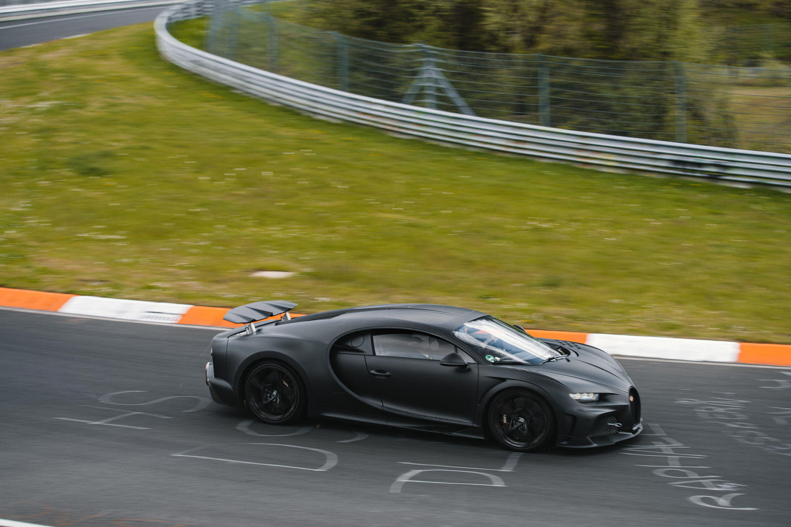 Bugatti-mang-dàn-hypercar-hơn-2-triệu-đô-đến-Nurburgring (5).jpg