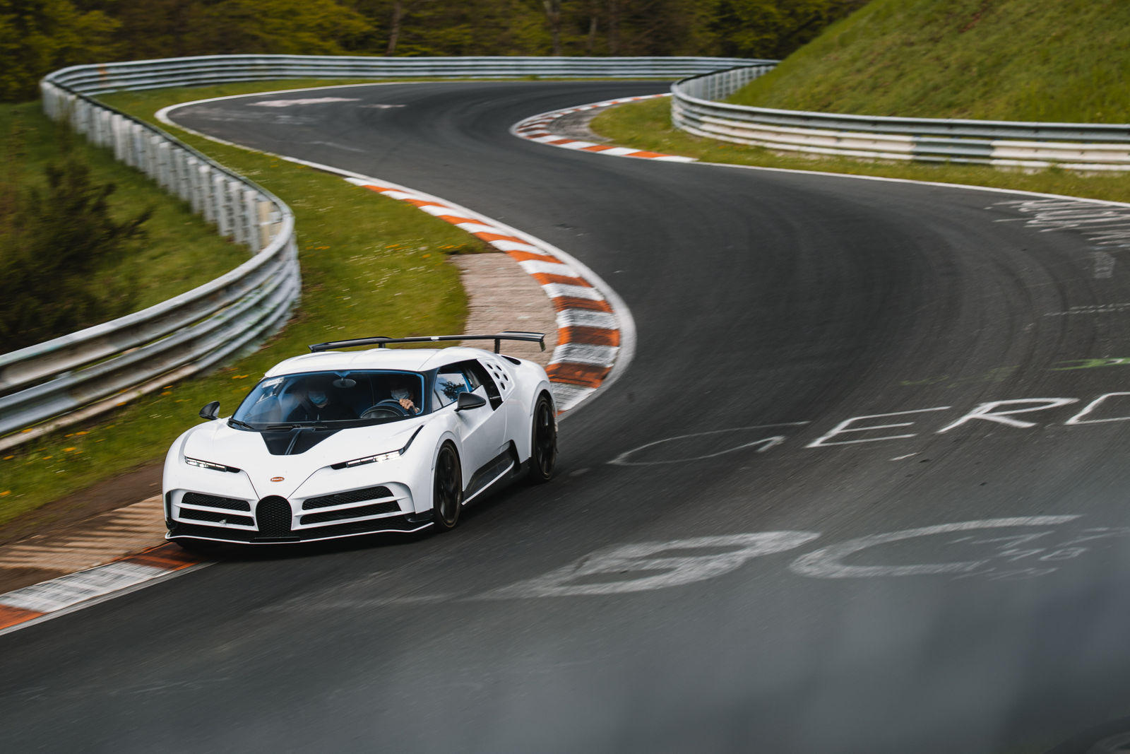 Bugatti-mang-dàn-hypercar-hơn-2-triệu-đô-đến-Nurburgring (6).jpg