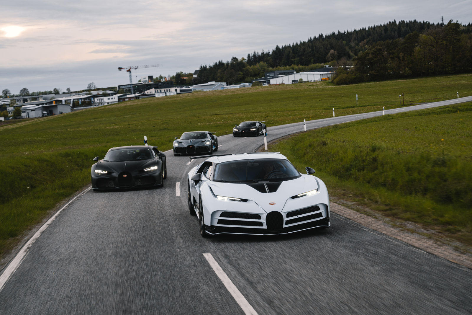 Bugatti-mang-dàn-hypercar-hơn-2-triệu-đô-đến-Nurburgring (9).jpg
