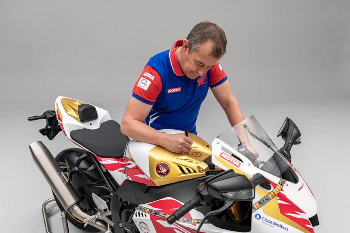 CBR1000RR-R Fireblade SP John McGuinness 30th Anniversary Replica-anh- (2).jpeg