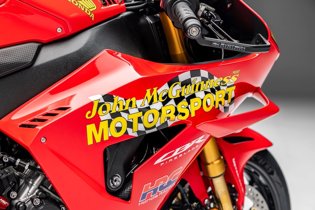 CBR1000RR-R Fireblade SP John McGuinness 30th Anniversary Replica-anh- (8).jpg