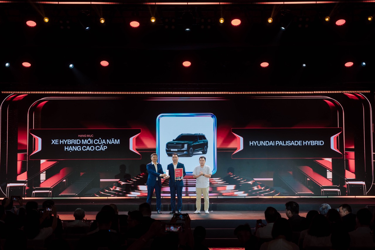 CCA 2026_Trao giải Xe hybrid mới của năm - Hạng cao cấp Large.jpeg