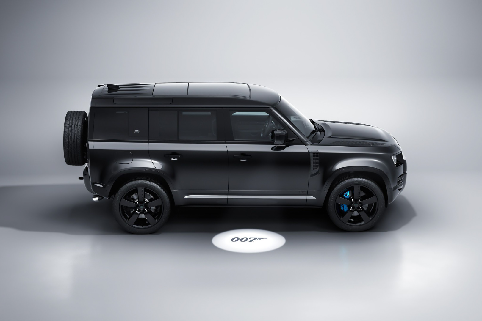 CP-Land Rover Defender V8 Bond Edition (24).jpg