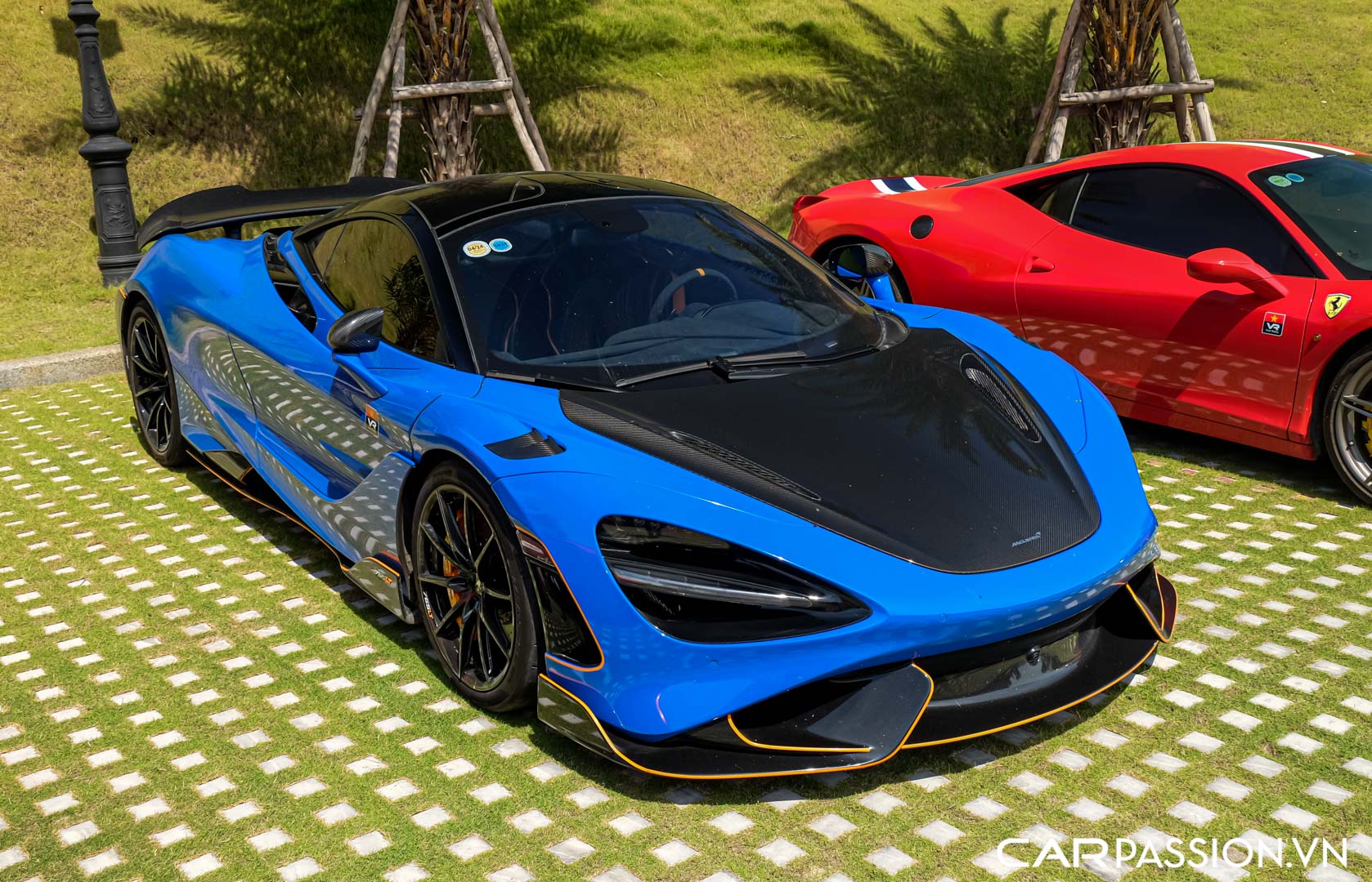 CP-McLaren 765LT Paris Blue10.jpg