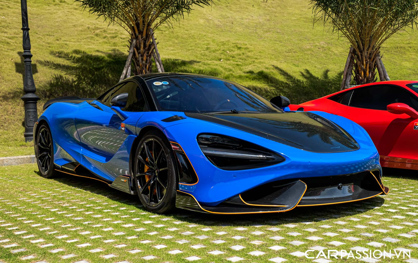 CP-McLaren 765LT Paris Blue11.jpg