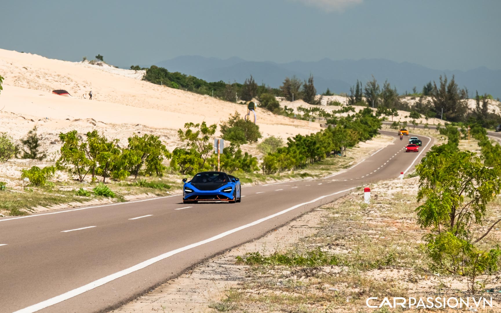 CP-McLaren 765LT Paris Blue2.jpg