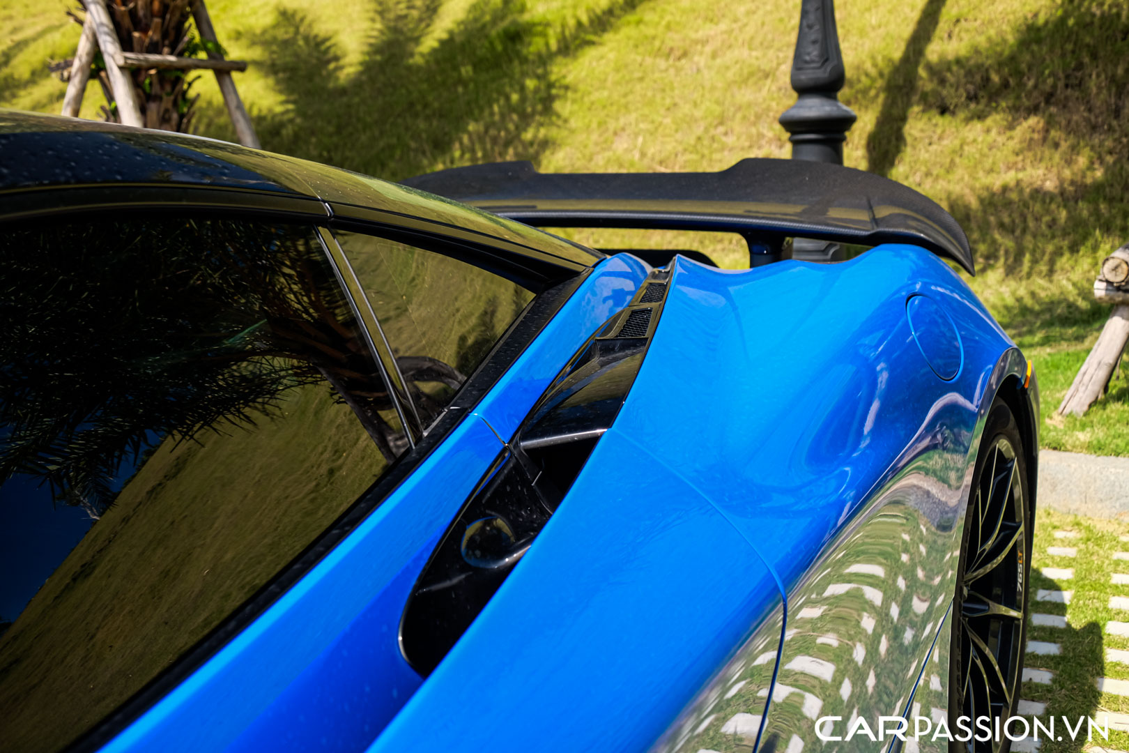 CP-McLaren 765LT Paris Blue20.jpg