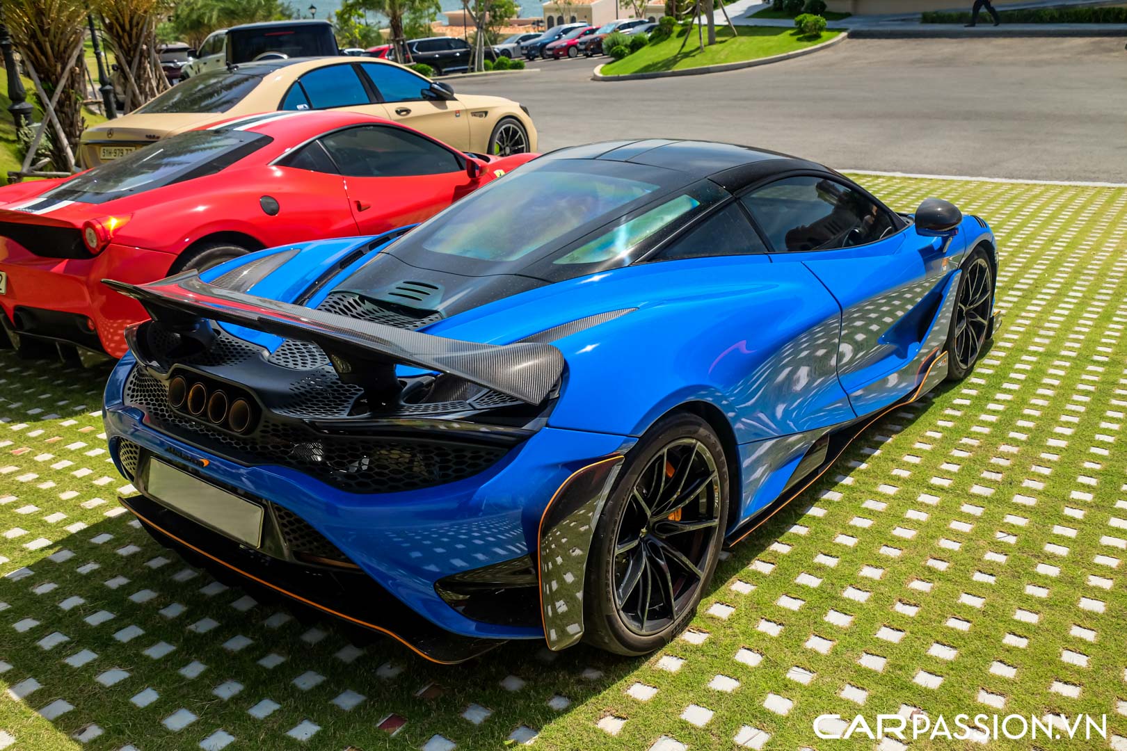 CP-McLaren 765LT Paris Blue25.jpg