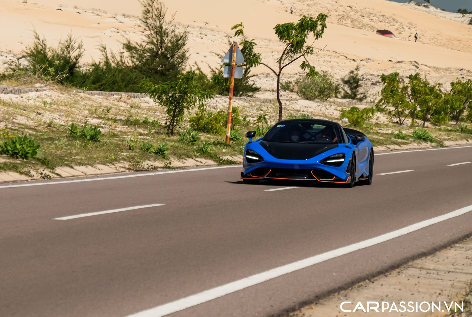 CP-McLaren 765LT Paris Blue3.jpg