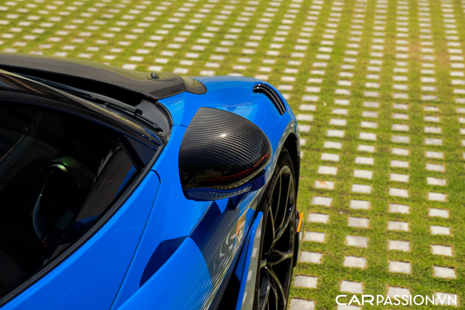 CP-McLaren 765LT Paris Blue30.jpg