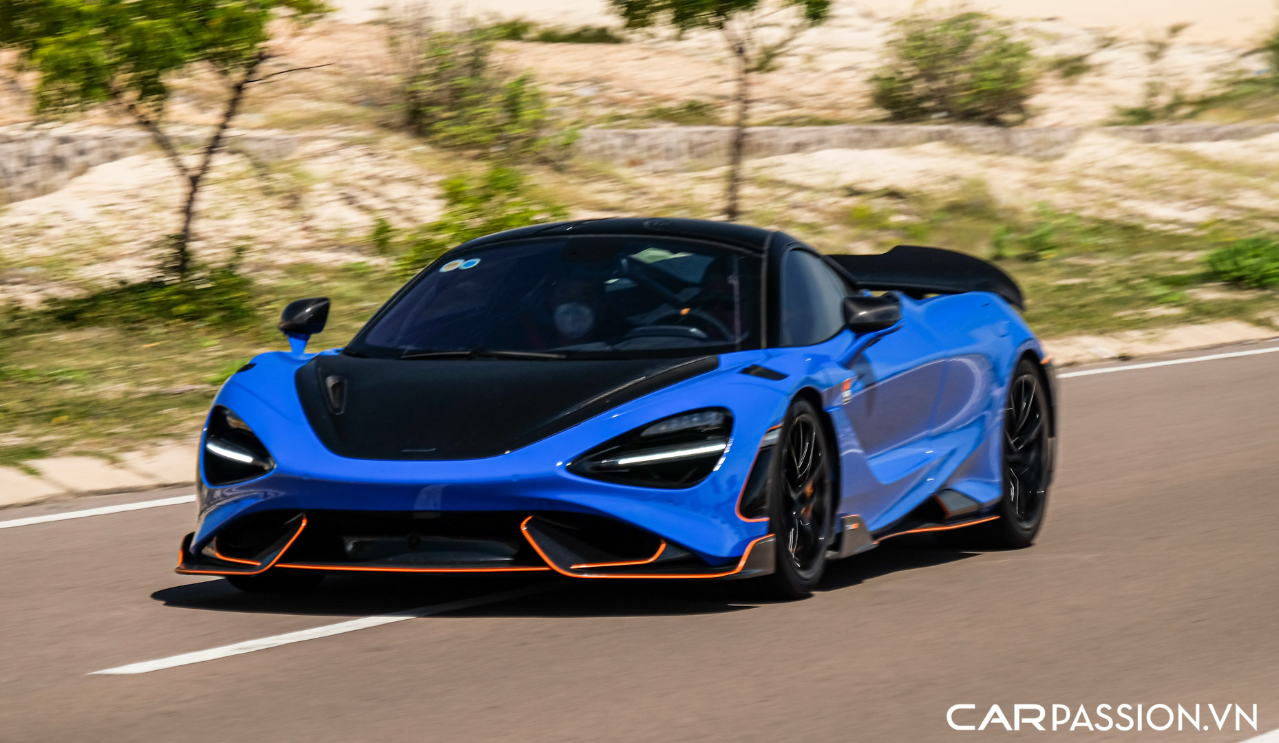 CP-McLaren 765LT Paris Blue4.jpg