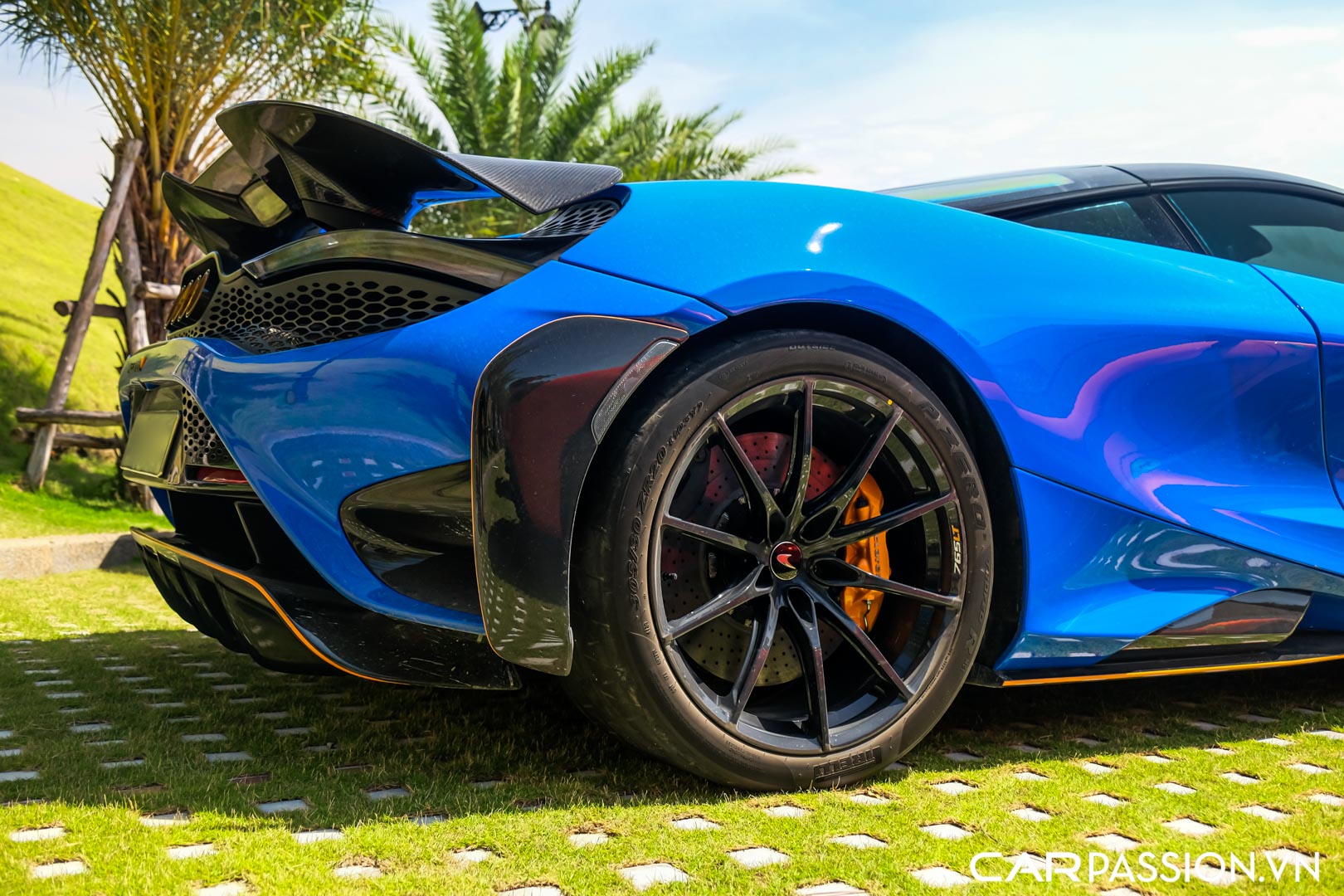 CP-McLaren 765LT Paris Blue43.jpg