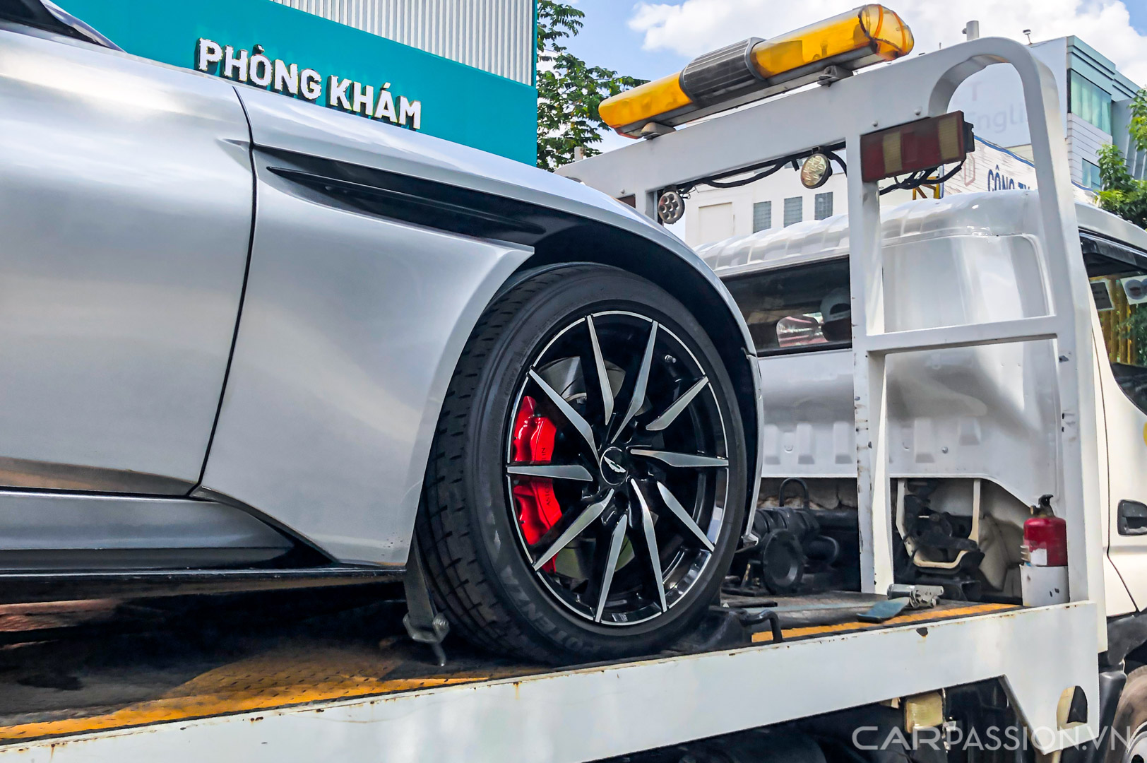 CP-Tập đoàn Trung Nguyên tậu Aston Martin DB112.jpg