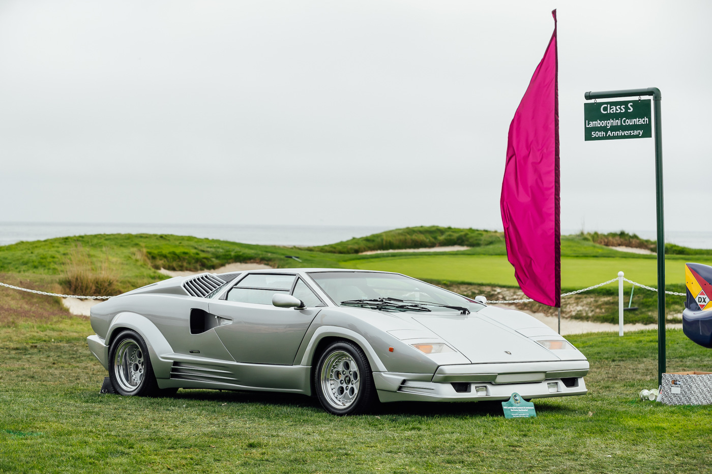 Dan-lamborghini-countach-co-dat-gia-tu-hop-chao-don-hau-due-countach-lpi-800-4 (18).JPG