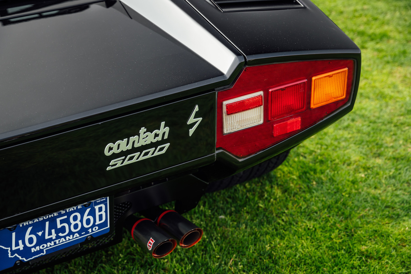 Dan-lamborghini-countach-co-dat-gia-tu-hop-chao-don-hau-due-countach-lpi-800-4 (19).JPG