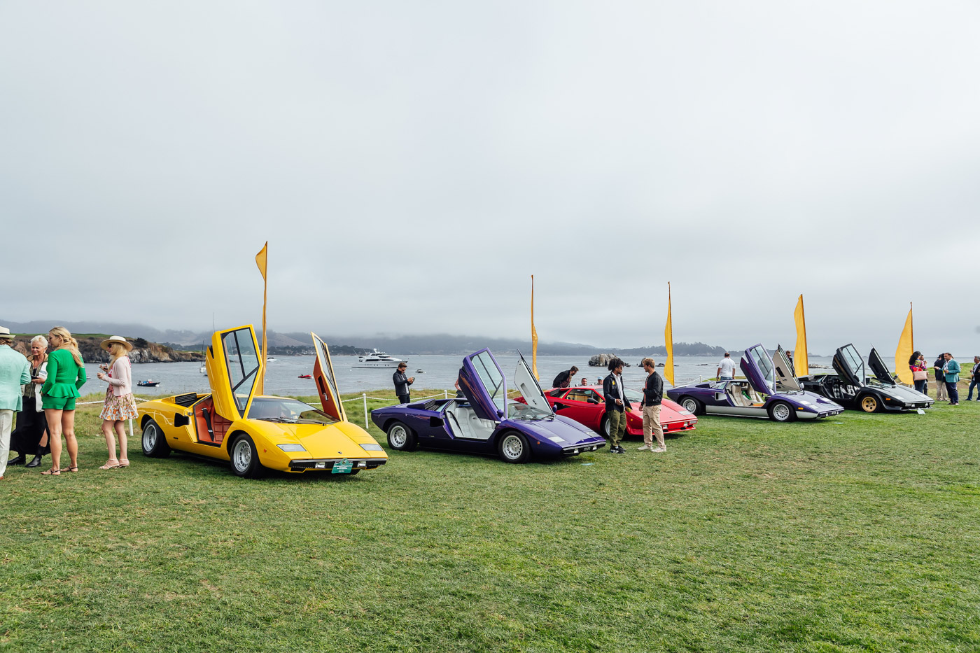 Dan-lamborghini-countach-co-dat-gia-tu-hop-chao-don-hau-due-countach-lpi-800-4 (3).JPG