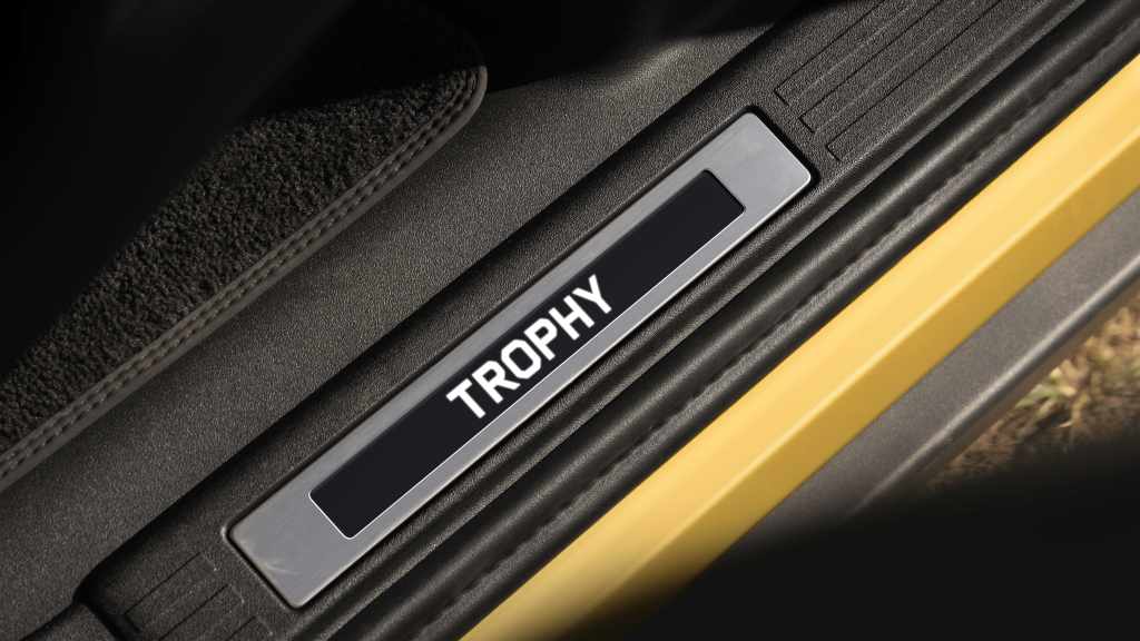 DEF_26MY_TROPHY_EDITION_YELLOW_190625_15b.jpg