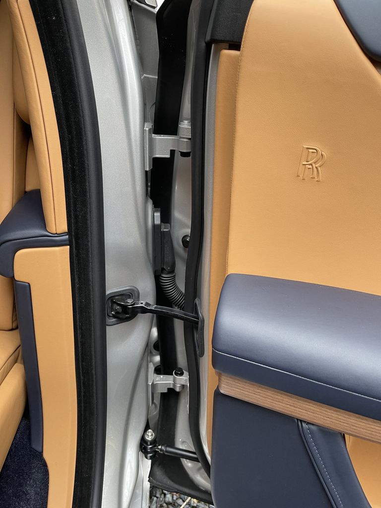 Điểm-qua-giá-bán-một-số-tùy-chọn-trên-Rolls-Royce-Ghost-thế-hệ-mới (8).jpg