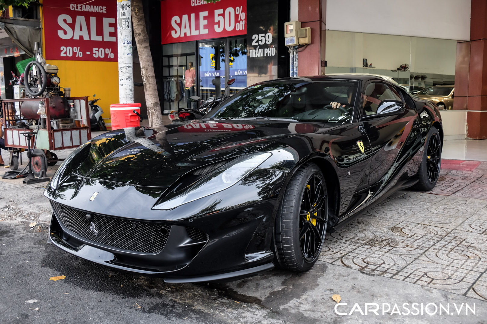 Ferrari (18).jpg