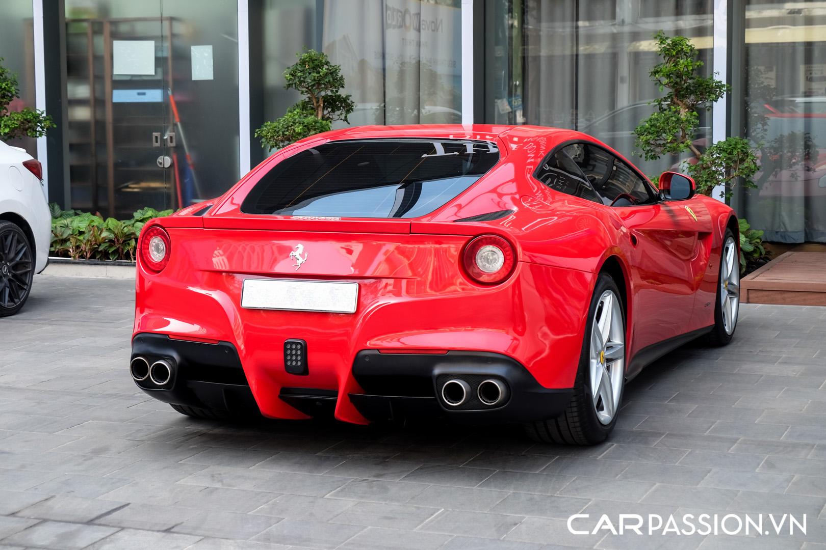 Ferrari F12 Berlinetta dau tien ve Viet Nam (2).JPG