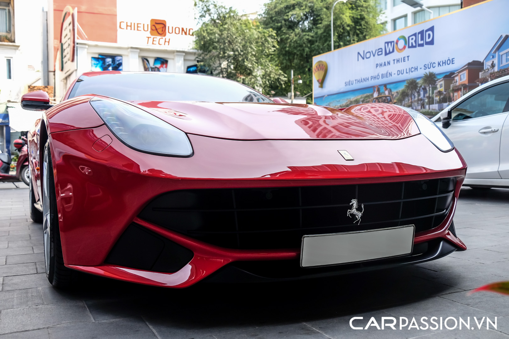 Ferrari F12 Berlinetta dau tien ve Viet Nam (7).JPG