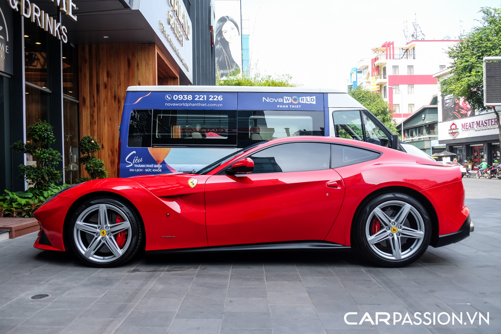 Ferrari F12 Berlinetta dau tien ve Viet Nam (8).JPG