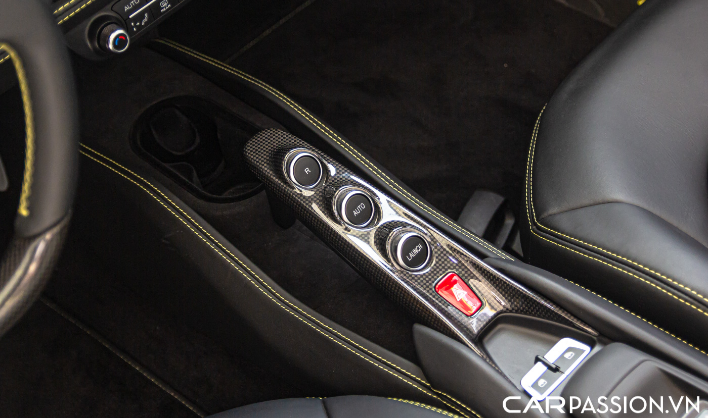 Ferrari F8 Spider (57).JPG