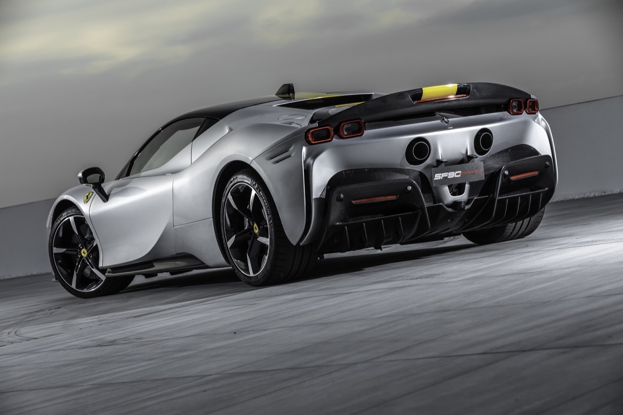Ferrari-SF90-Stradale-lập-kỷ-lục-mới-tại-trường-đua-Indianapolis Motor-Speedway (2).jpg
