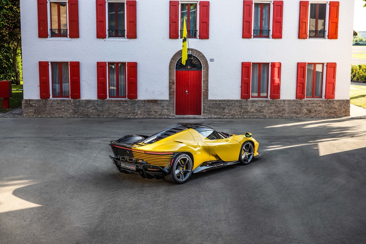 Ferrari_SP3_anh_2.jpeg