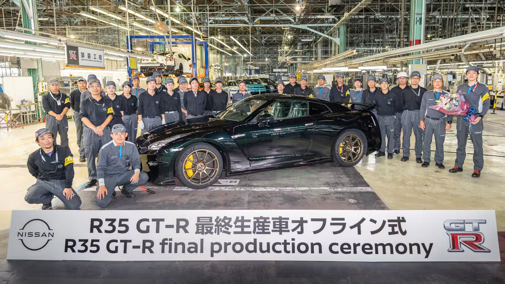 final-r35-nissan-gt-r-with-team-2.jpeg