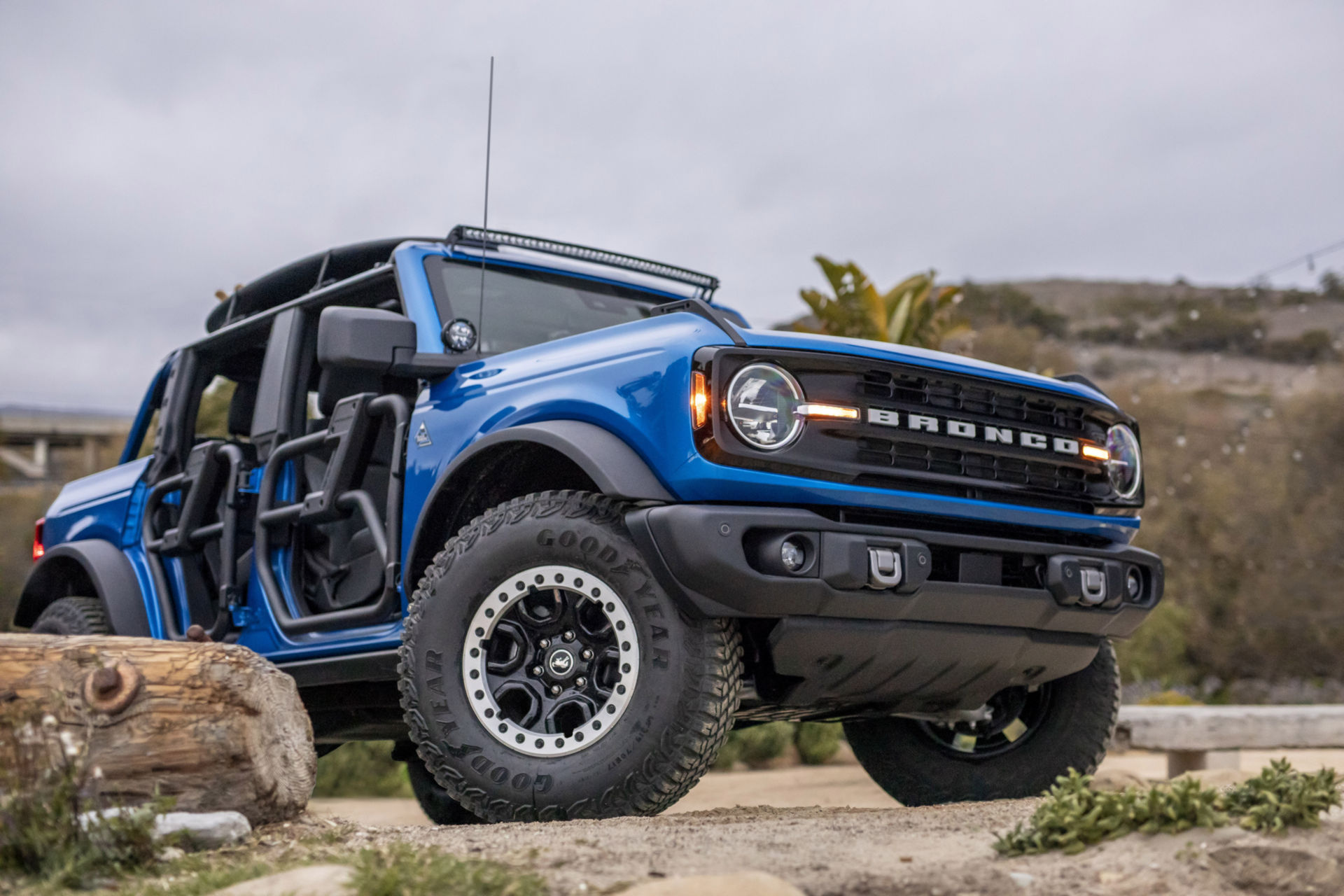 Ford-bronco-riptide-concept-suv-phieu-luu-danh-cho-nhung-ngay-dep-troi-dao-bien (3).jpg