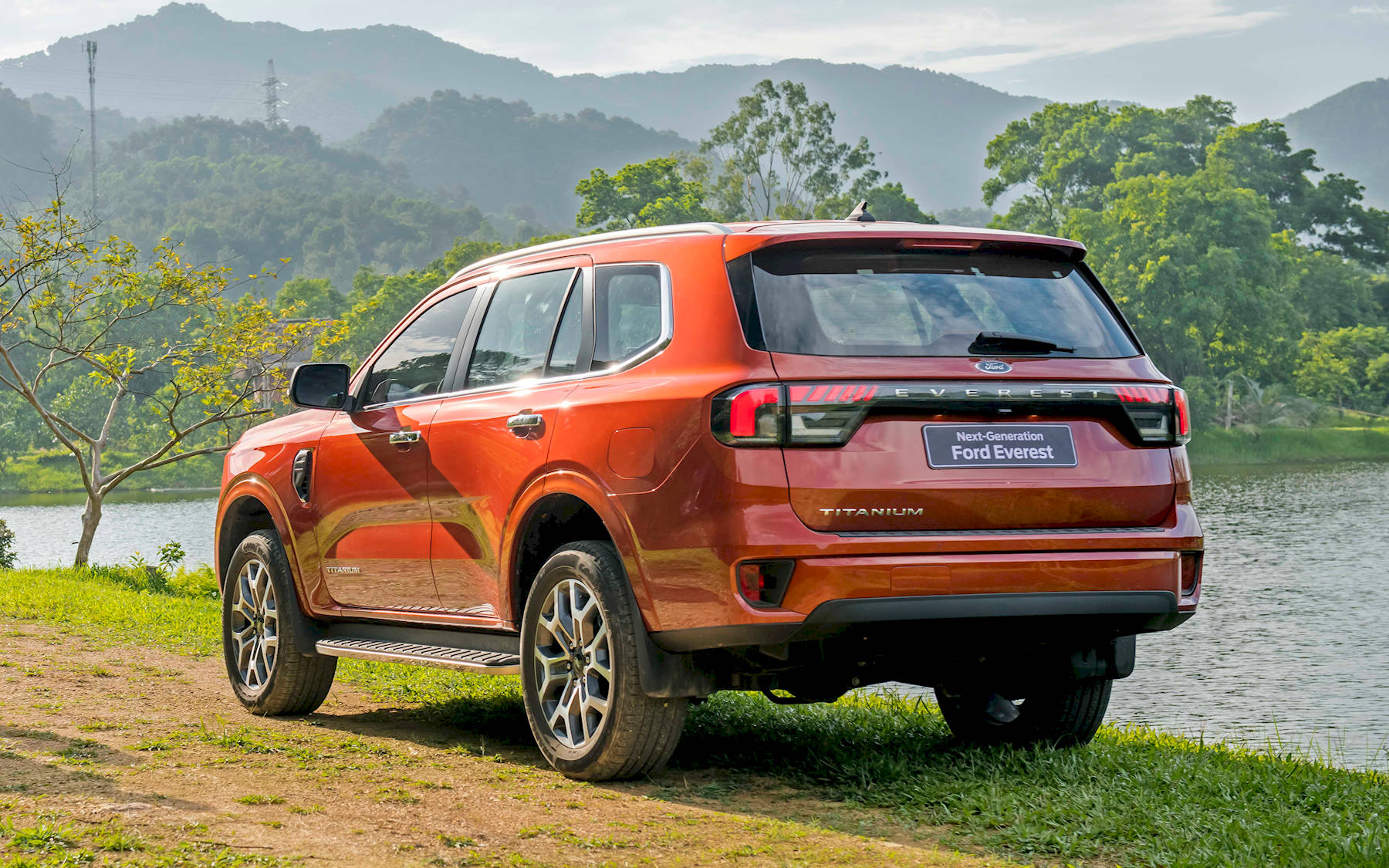 ford-everest-titanium4x2-01.jpg