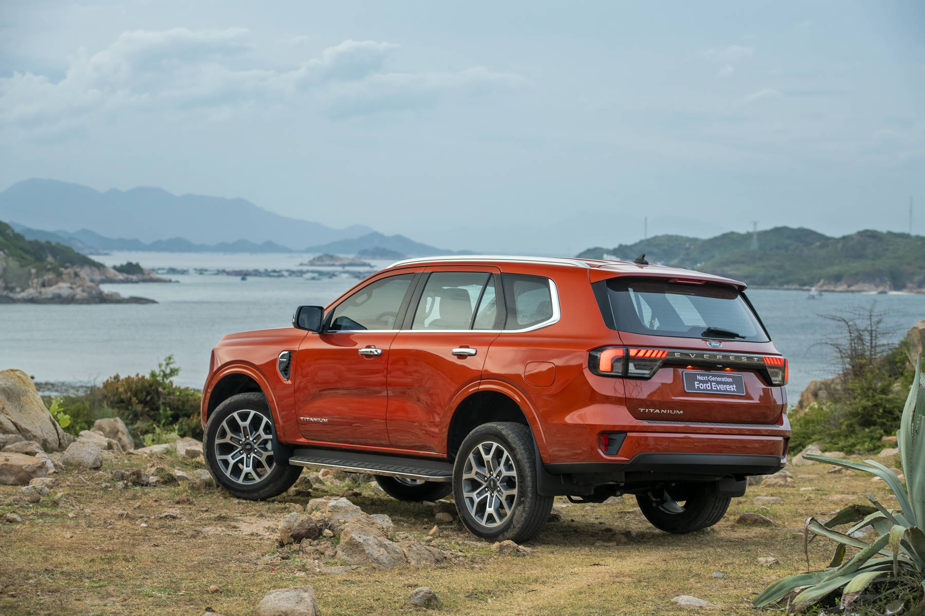 ford-everest-titanium4x2-16.jpg