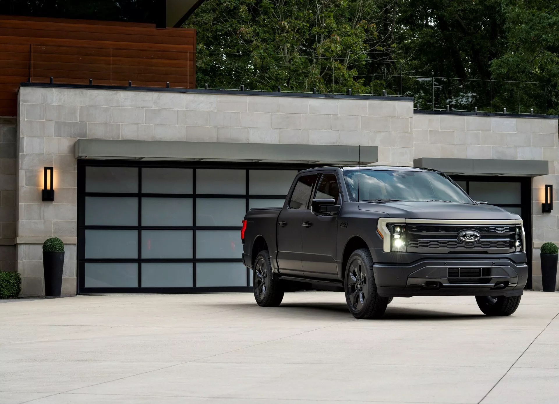 Ford-F-150-Lightning-Platinum-Black-824-2.jpeg