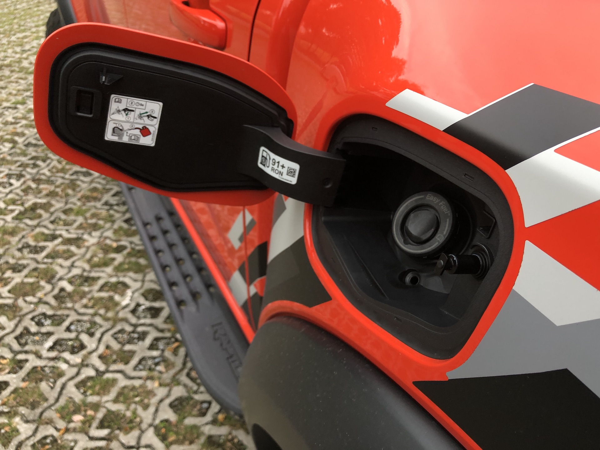 Ford-Ranger-Raptor_Red_drive__1690.jpg