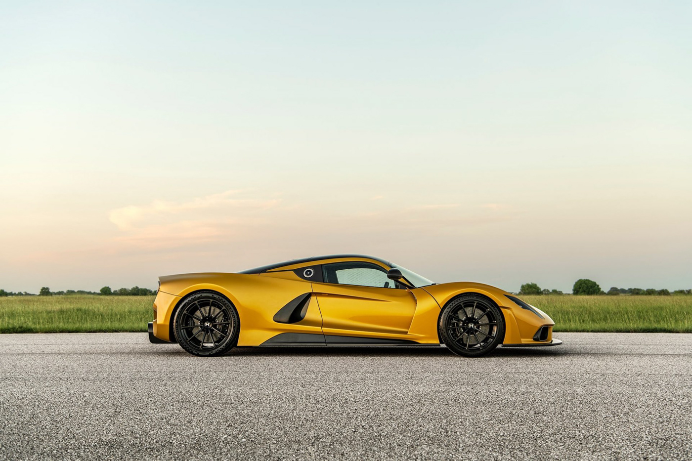 Hennessey-trưng-bày-bộ-đôi-hypercar-Venom-F5-tại-triển-lãm-The-Quail (24).jpg