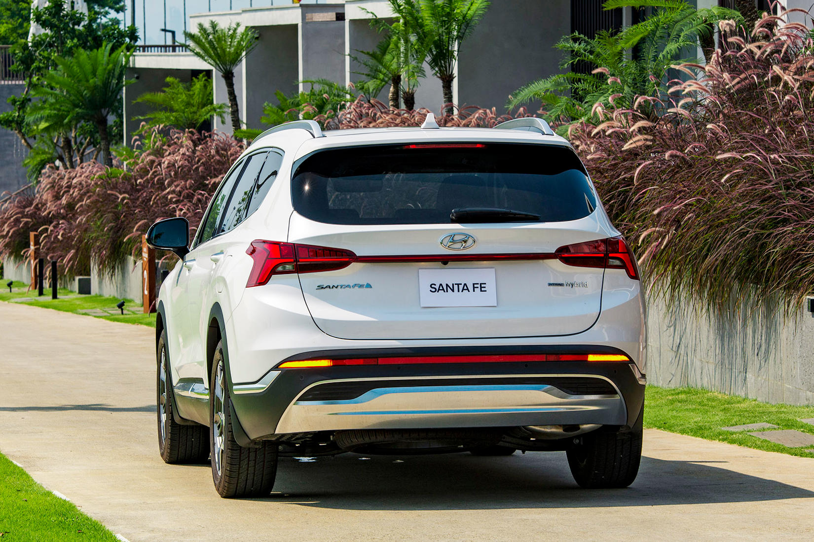 Hyundai Santa Fe Hybrid - 4.jpg