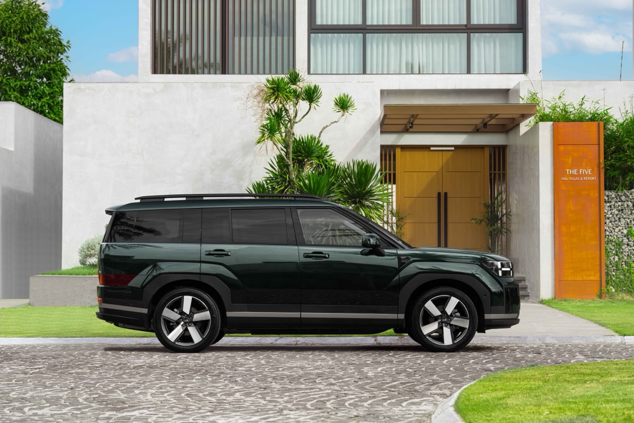 Hyundai Santa Fe Hybrid - 7 Large.jpeg