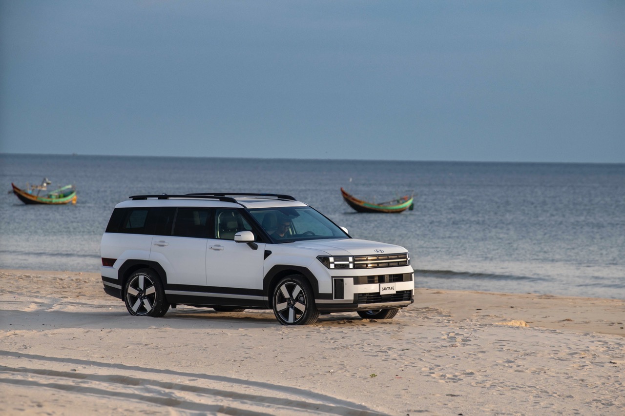 Hyundai Santa Fe Large.jpeg