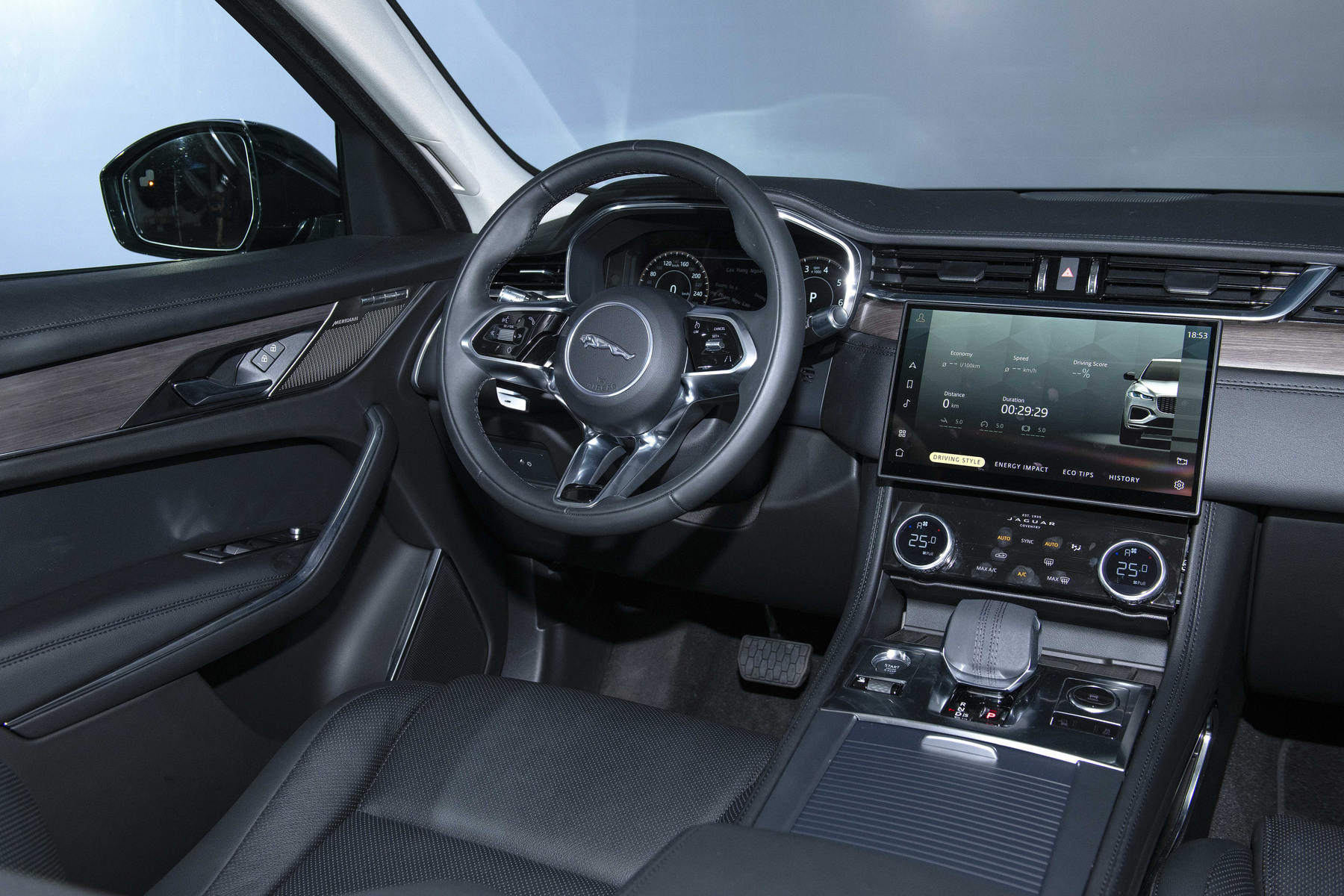 Jaguar F-Pace Noi That 3.JPG