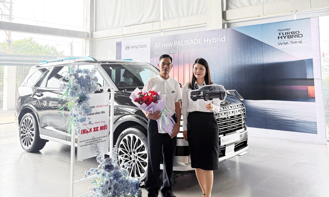 Khách hàng nhận bàn giao xe Palisade Hybrid_4 Large.jpeg